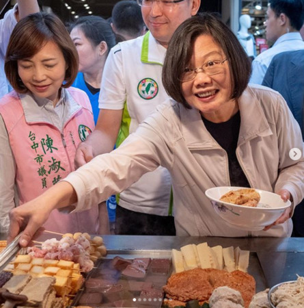 ▲▼蔡英文逛逢甲夜市，大啖美食。（圖／翻攝蔡英文IG）