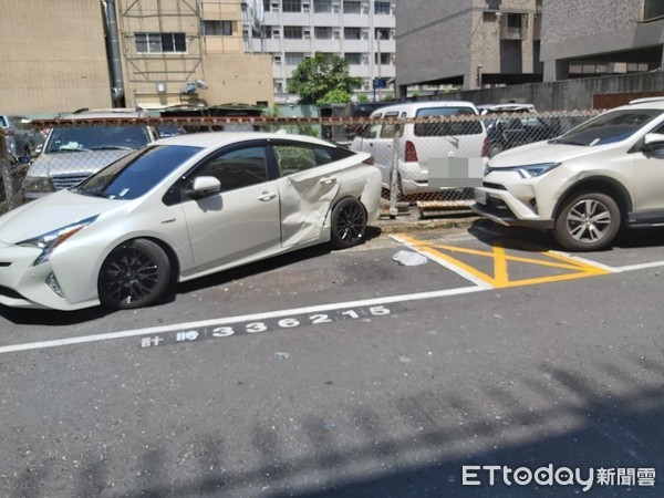 ▲▼高雄老翁駕車失控衝撞民宅。（圖／記者洪正達翻攝）