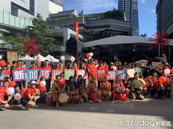 ▲「星展新加坡歡樂城」大遊行　總經理林鑫川率領團隊推廣文化。（圖／記者姚惠茹攝）