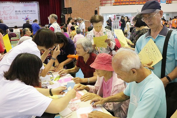 ▲▼ 嘉義市舉辦「愛不遺忘，憶起幸福」，市長黃敏惠呼籲民眾早期篩檢，預防失智。（圖／記者翁伊森翻攝）