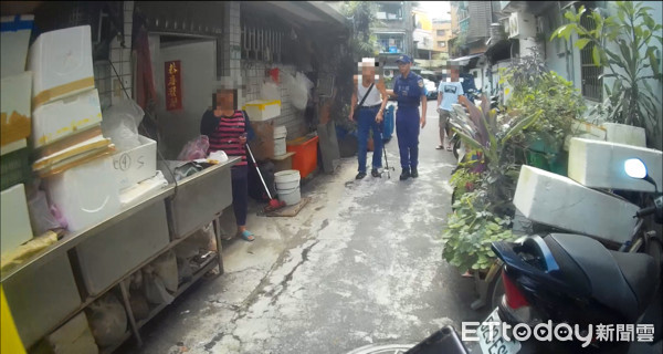 ▲▼老翁散步跌倒，南港警陪伴返家。（圖／記者孫于珊翻攝）