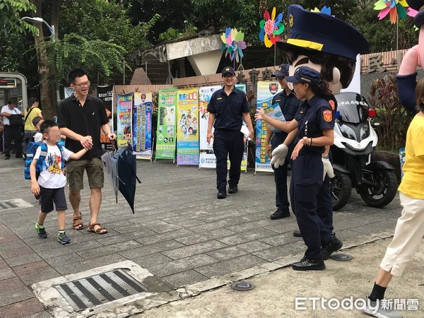 ▲▼新湖國小開學首日，警察娃娃現身！學童大讚卡娃伊。（圖／記者孫于珊翻攝）