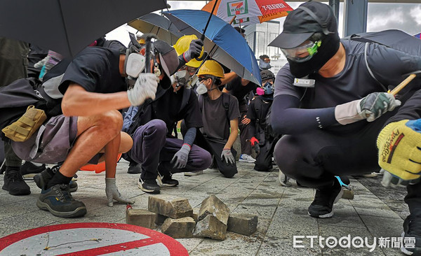 香港0831反送中，抗議民眾將大石塊敲碎，準備用來丟擲。（圖／記者黃彥傑攝）