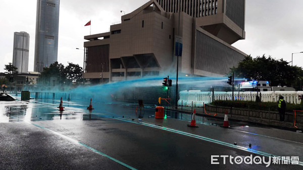 香港0831反送中，警方出動水炮車噴出藍色染料水  。（圖／記者黃彥傑攝）