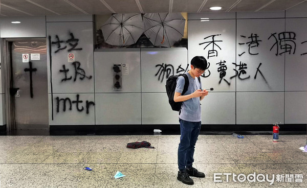 香港0831反送中，地鐵站內噴滿了示威民眾的抗議標語。（圖／記者黃彥傑攝）