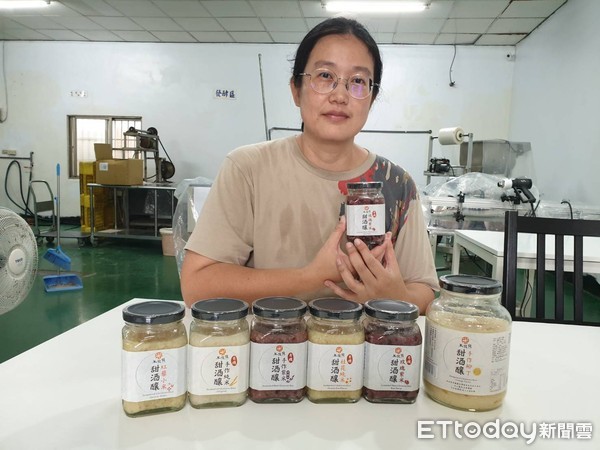 ▲台北來的何家琪在萬巒製作有機的「米發發」酒釀            。（圖／記者陳崑福翻攝）