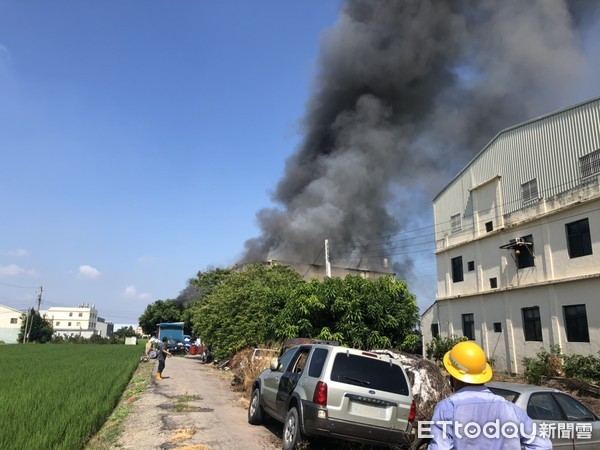 ▲▼彰化汽修廠火警。（圖／記者唐詠絮翻攝）