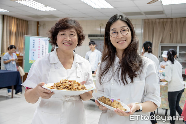 ▲嘉南藥理大學推廣教育中心所舉辦「坐月子服務人員訓練班」，歷經了360小時的訓練之後舉行結訓典禮，發揮精湛廚藝，展示坐月子養生料理。（圖／記者林悅翻攝，下同）