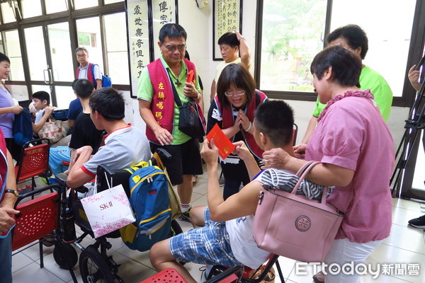 ▲噶瑪噶居蔣揚社福基金會，舉辦「2019年中秋節街友團圓活動」，邀請百名街友及50名腦麻兒童溫馨過節。（圖／記者林悅翻攝，下同）