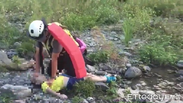 ▲▼宜蘭武老坑風景區傳溺水案，5歲男童在溪邊被尋獲搶救中。（圖／記者游芳男翻攝）
