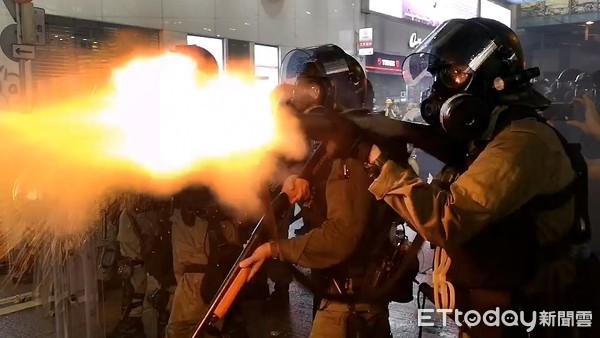 0831香港反送中，警方發射催淚彈。（圖／記者黃彥傑攝）