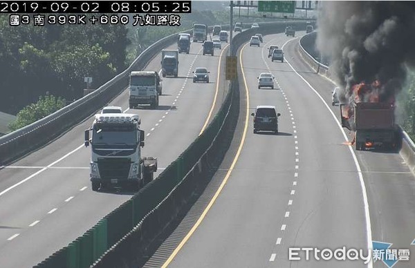 ▲▼國道三號一輛聯結車不明原因起火，車頭燒毀。（圖／記者陳崑福翻攝）