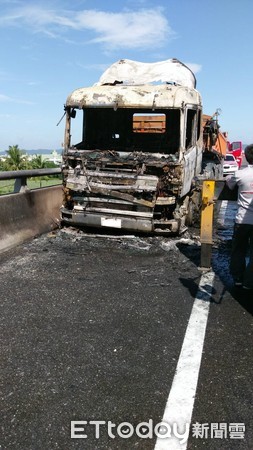 ▲▼國道三號一輛聯結車不明原因起火，車頭燒毀。（圖／記者陳崑福翻攝）