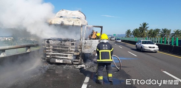 ▲▼國道三號一輛聯結車不明原因起火，車頭燒毀。（圖／記者陳崑福翻攝）