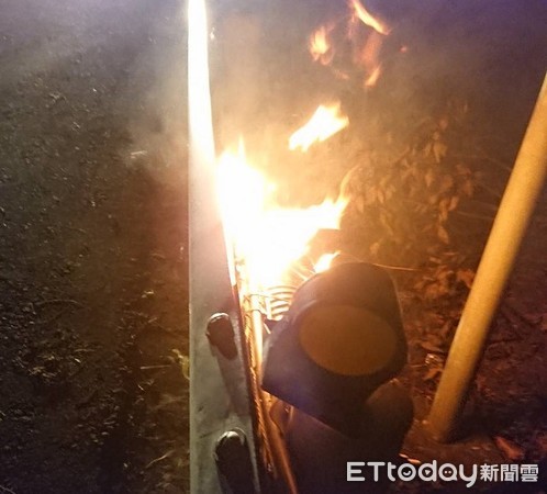 ▲台7線路旁疑因電線函箱短路引發火勢。（圖／大溪警分局提供）