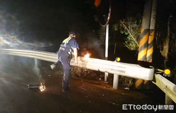 ▲▼員警等不及消防隊前來，立即清除火源處枯木及雜草，並取出滅火器，撲滅火勢。（圖／大溪警分局提供）