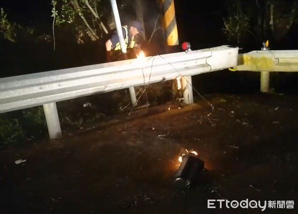 ▲▼員警等不及消防隊前來，立即清除火源處枯木及雜草，並取出滅火器，撲滅火勢。（圖／大溪警分局提供）