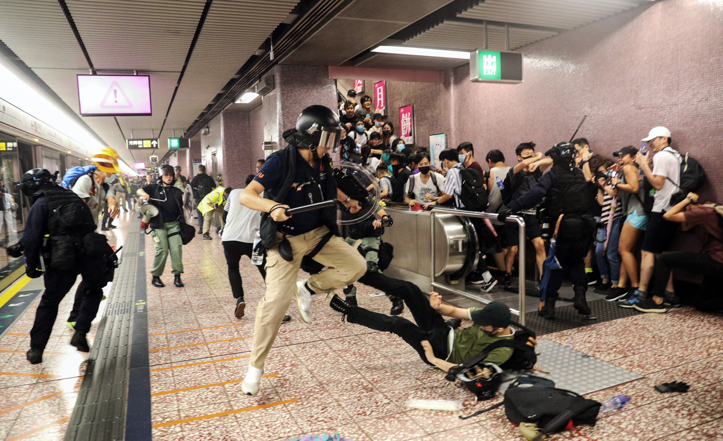 ▲▼港警8月31日在港鐵太子站內揮舞警棍攻擊示威者。（圖／達志影像／美聯社）
