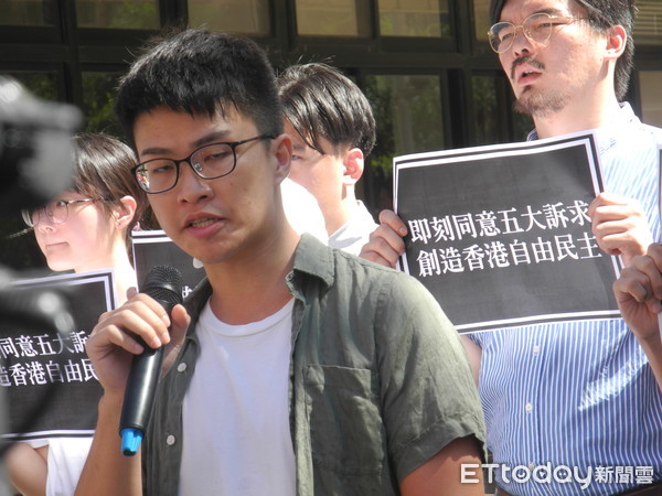 ▲▼聲援港生被捕，台灣學生聯合會以「台港學生共患難，我們一起去上課」為訴求和多個學生團體向陸委會喊話並遞交陳情書。（圖／記者許展溢攝）