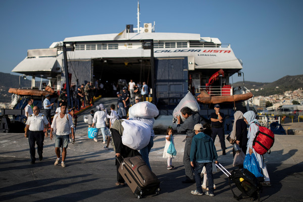 ▲▼來自阿富汗的難民即將從希臘被轉移到歐陸的收容中心。（圖／路透）