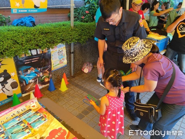 ▲▼內湖警舉辦愛心園遊會。（圖／記者孫于珊翻攝）