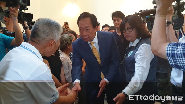 ▲▼  郭台銘與出席殉職鐵路警李承翰入祀忠烈祠 ，與嘉義市長黃敏惠意外同框。（圖／記者翁伊森攝）