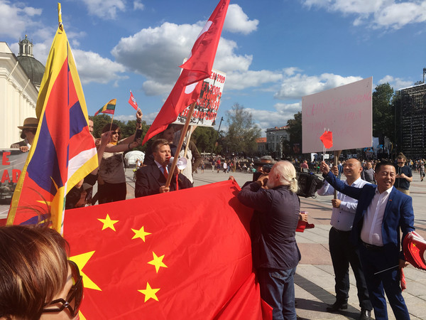 ▲▼8月23日立陶宛民眾聚集在中國駐立陶宛大使館前聲援香港反送中。（圖／路透）
