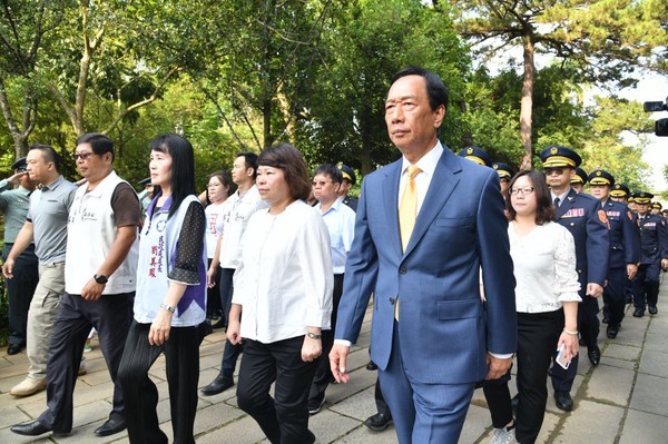 ▲郭台銘出席殉職鐵路警李承翰入祀忠烈祠，與嘉義市長黃敏惠意外同框。（圖／郭台銘辦公室提供）