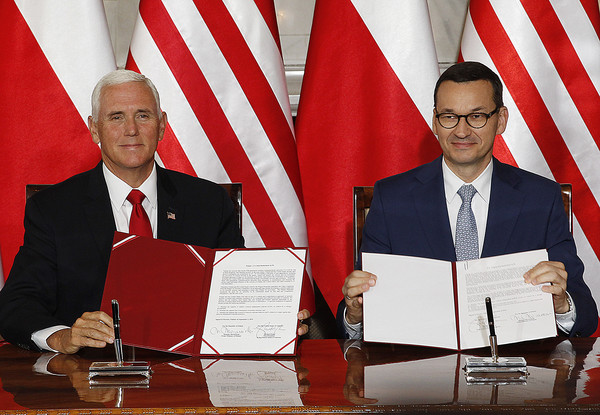 ▲波蘭總理莫拉維茨奇（右），與美國副總統彭斯（左）簽署5G網路安全聯合宣言。（圖／達志影像／美聯社）