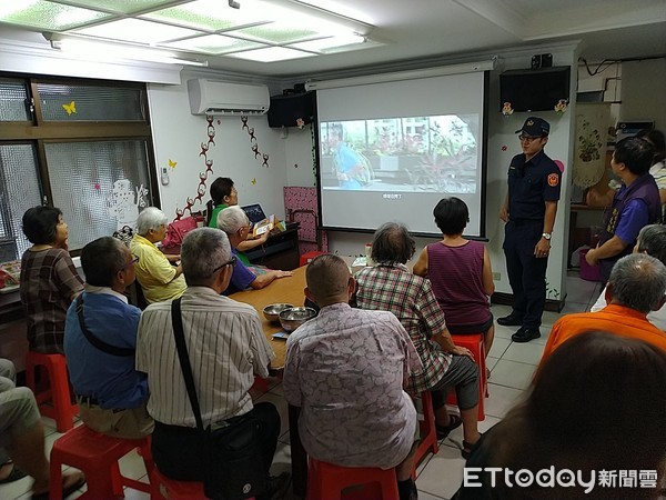 ▲▼臺北市各社區辦理定點「共餐」，內湖分局派員至各據點向長者們宣導交通安全及反詐騙觀念。（圖／記者孫于珊翻攝）