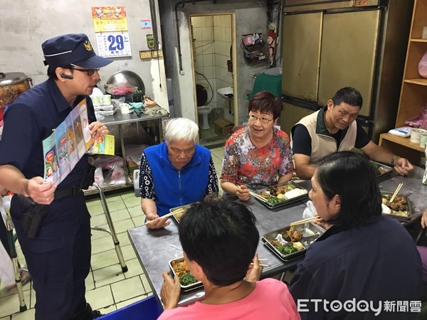 ▲▼臺北市各社區辦理定點「共餐」，內湖分局派員至各據點向長者們宣導交通安全及反詐騙觀念。（圖／記者孫于珊翻攝）