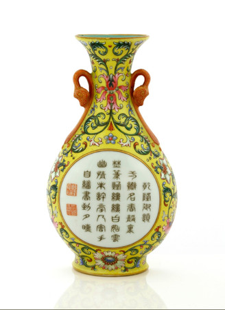 ▲花38元買到為乾隆皇帝所製作的花瓶。（圖／翻攝自推特／@swordersfineart）