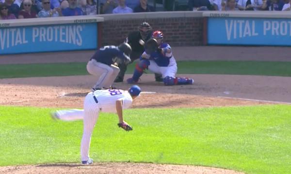 ▲小熊後援變態曲球鑽進好球帶，打者席格傻眼吃K。（圖／翻攝自大聯盟推特）