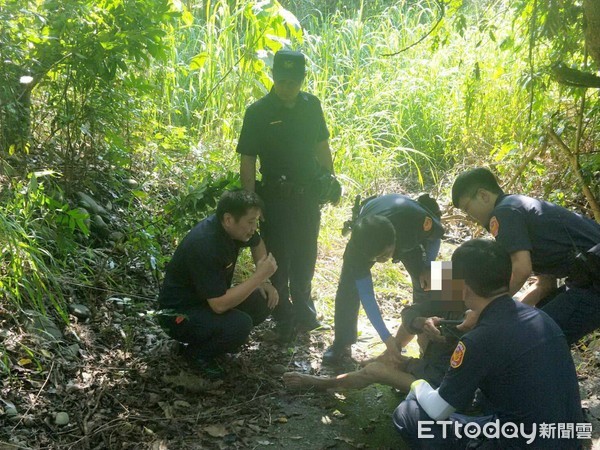 ▲台南市警善化分局動員搜山，終於尋獲高市黃姓老翁，並將其送醫，幸未釀憾事。（圖／記者林悅翻攝，下同）