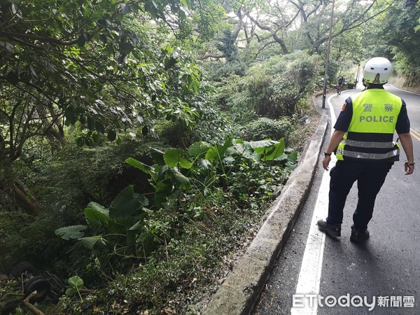 ▲▼台北市陽明山紗帽路貨車摔落邊坡。（圖／記者黃彥傑攝）