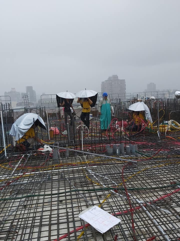 「為什麼身上那麼臭？」水電工排隊買自助餐（圖／翻攝爆怨公社）