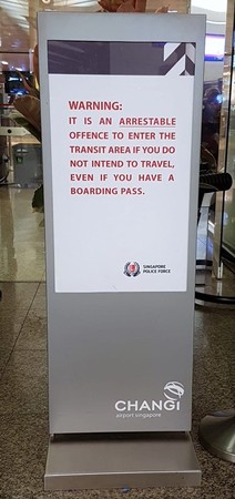 ▲▼樟宜機場豎立告示，警告旅客不得進入出境管制區卻不登機。。（圖／翻攝字新加坡警隊臉書）