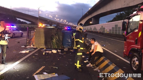 ▲▼國道中山高速公路北上24公里處發生嚴重車禍，貨車因變換車道遭後方轎車追撞，貨車也因撞擊而翻覆。（圖／記者趙永博攝）