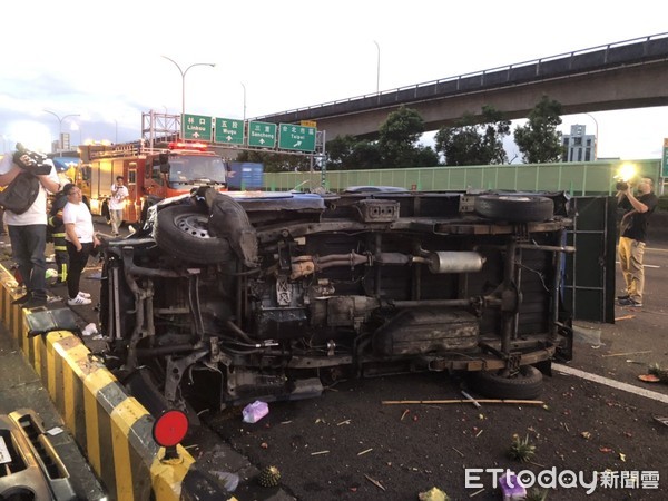 ▲▼國道中山高速公路北上24公里處發生嚴重車禍，貨車因變換車道遭後方轎車追撞，貨車也因撞擊而翻覆。（圖／記者趙永博攝）