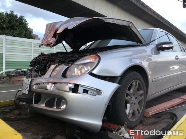 ▲▼國道中山高速公路北上24公里處發生嚴重車禍，貨車因變換車道遭後方轎車追撞，貨車也因撞擊而翻覆。（圖／記者趙永博攝）