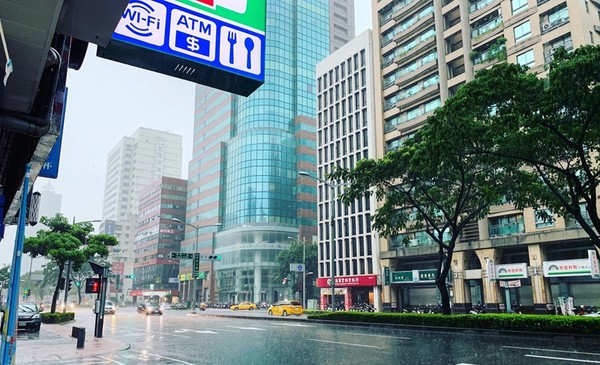 ▲▼高雄暴雨。（圖／翻攝臉書「高雄點 Kaohsiung.」）