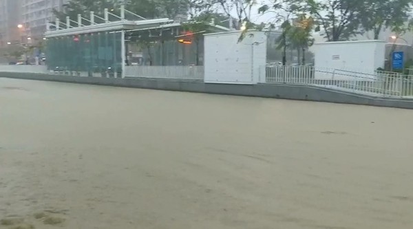 ▲▼高雄暴雨，5區一級淹水警戒。（圖／東森新聞）