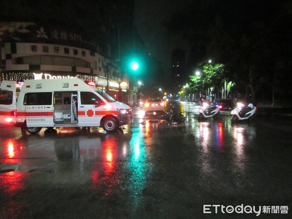 ▲高雄深夜發生一起機車騎士疑似天雨路滑煞不住撞車造成腿斷的車禍意外             。（圖／記者吳奕靖翻攝）