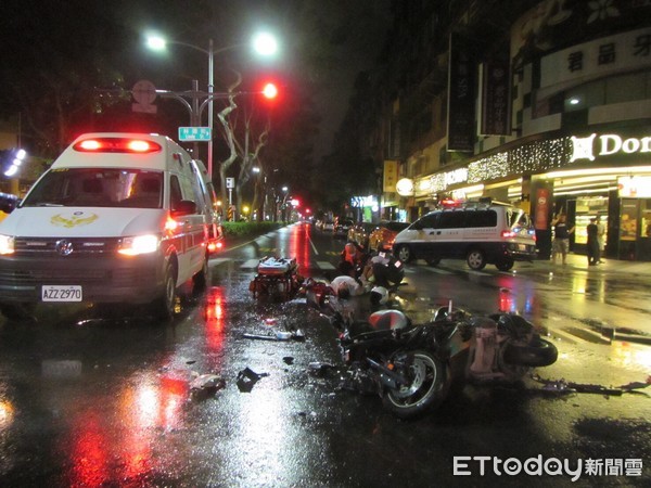 ▲高雄深夜發生一起機車騎士疑似天雨路滑煞不住撞車造成腿斷的車禍意外             。（圖／記者吳奕靖翻攝）