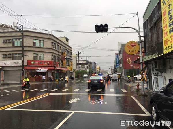 ▲高雄市湖內區部分地區疑似受到雷擊造成停電            。（圖／記者吳奕靖翻攝）