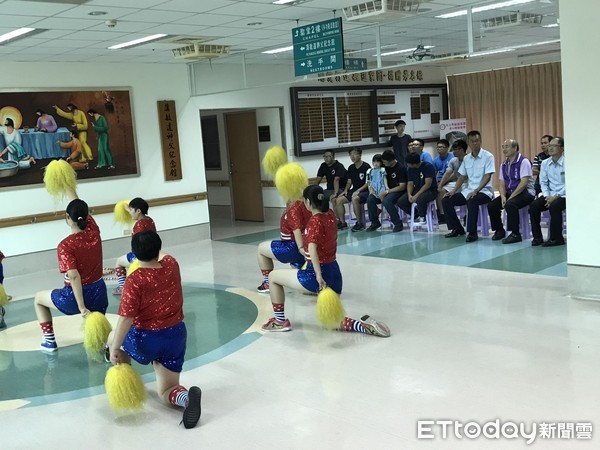 ▲東沙指揮部官兵遠至嘉義敏道家園購月餅，助弱勢團，愛心令人感動           。（圖／記者陳崑福翻攝）