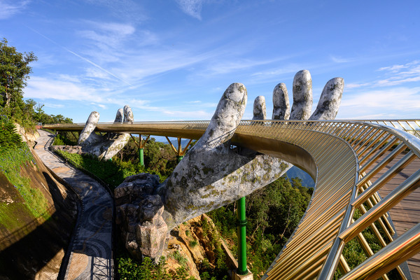 ▲▼位於峴港度假勝地巴拿馬山上的「黃金橋」為2018年開放的新景點，巨手捧橋的設計，成功吸引眾人目光。（圖／長榮航空提供）