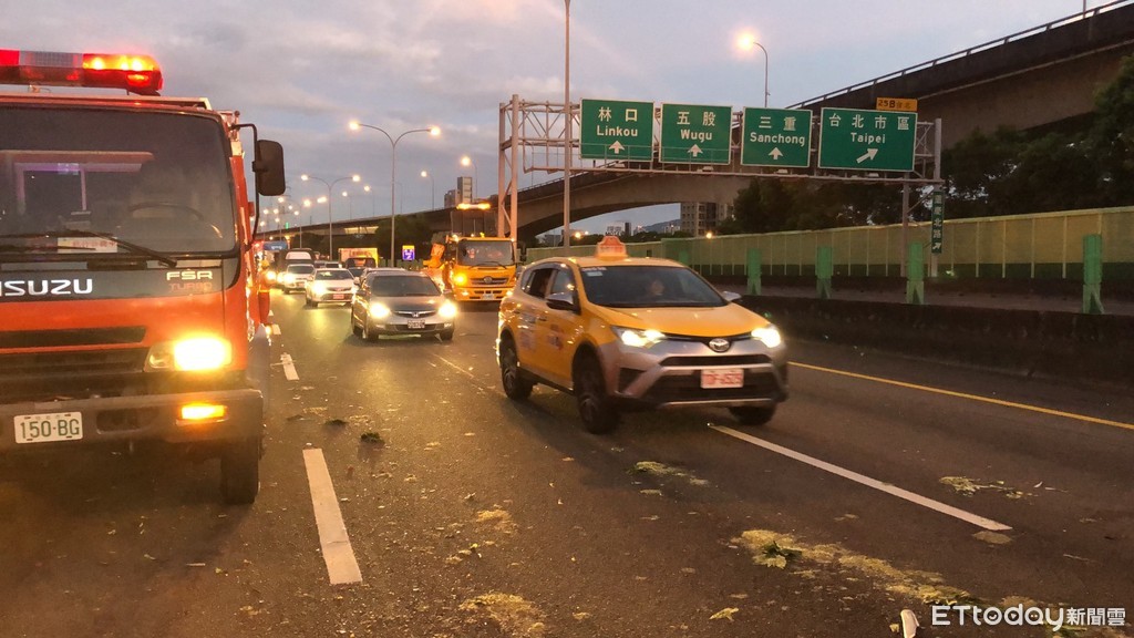 ▲▼國道中山高速公路北上24公里處發生嚴重車禍，貨車因變換車道遭後方轎車追撞，貨車也因撞擊而翻覆。（圖／記者趙永博攝）