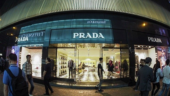 ▲義大利時尚品牌Prada定在明年6月結束租約。（圖／翻攝自新浪）