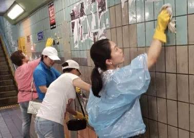 ▲香港青年歐陽鳳盈發起青年快閃•社區清潔行動，清理示威者留下的垃圾和污損牆面。（圖／翻攝自歐陽鳳盈的臉書）